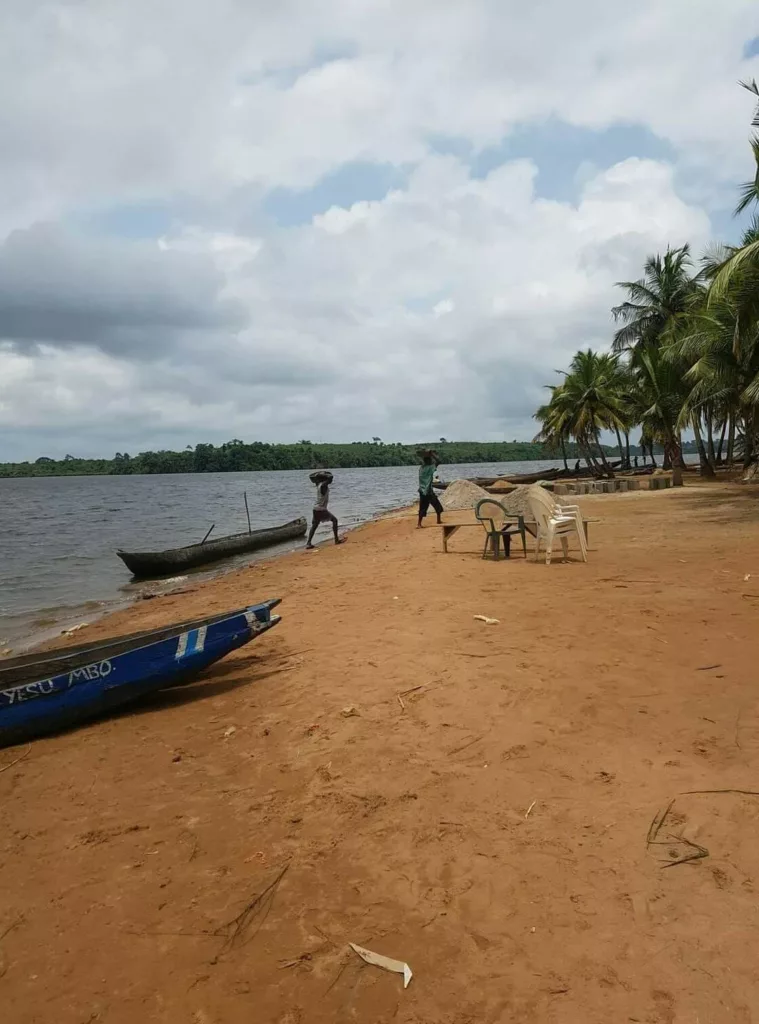 2 hectare a vendre a Lauzoua en bordures de la lagune, site très paradisiaque, lauzoua est a 150km d'Abidjan après grand lahou sur la côtière, site touristique aussi.